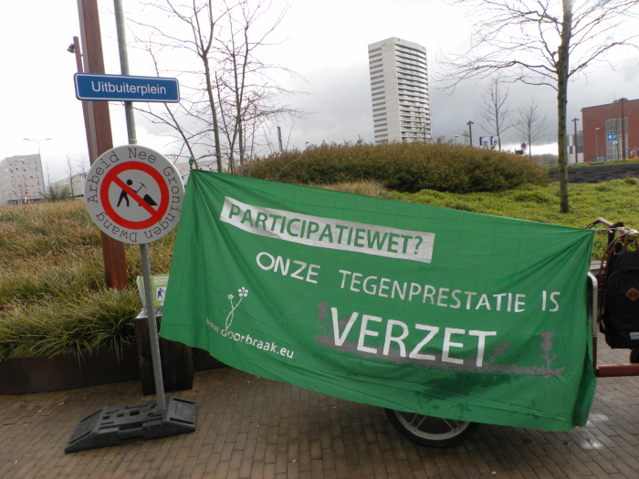 Spandoek, straatnaambord en verbodsbord.