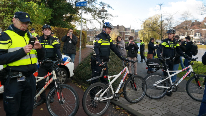 Op weg naar de manifestatieplek: een korte blokkade van de politie die twee neo-nazi's met een spandoek van onze route verwijderde.