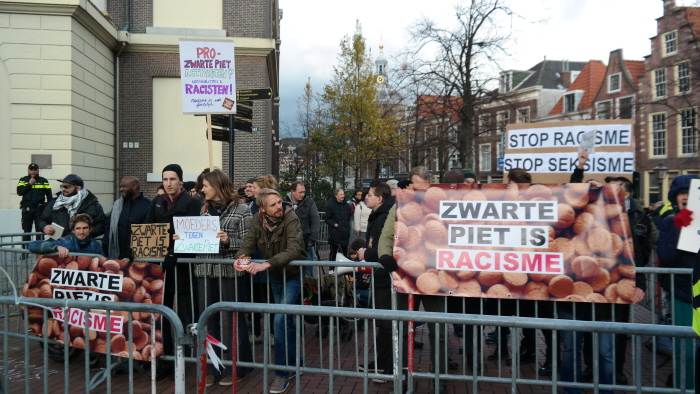 Anti-racisten achter twee rijen dranghekken.