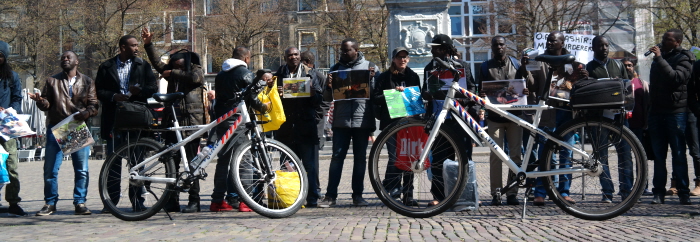 De politie achtte het nodig om pontificaal fietsen voor de demonstranten op het Plein te zetten.