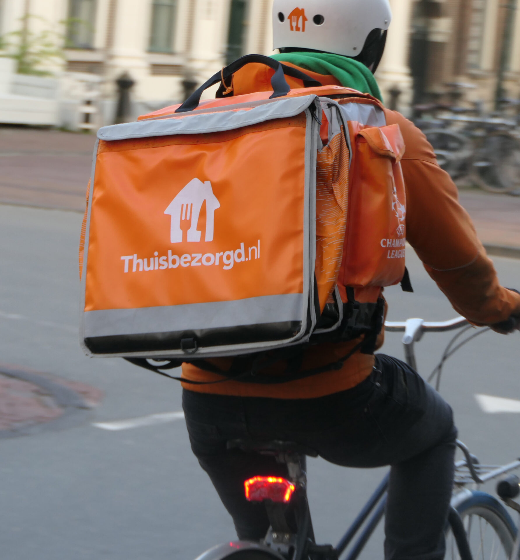 Jezelf tijdens je werk moeten identificeren met een face scan - Thuisbezorgd-riders in actie, deel 1 | Doorbraak.eu