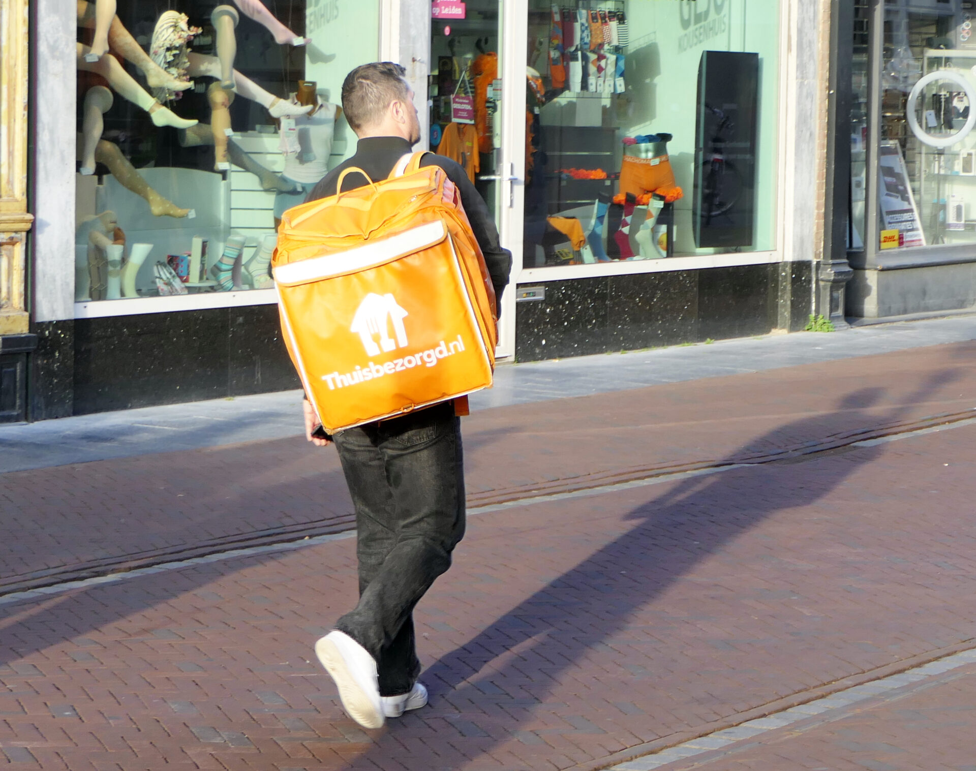 Automatisch bericht als je niet binnen 2 minuten afgeleverd hebt nadat je in de buurt van het adres kwam - Thuisbezorgd-riders in actie, deel 2 | Doorbraak.eu