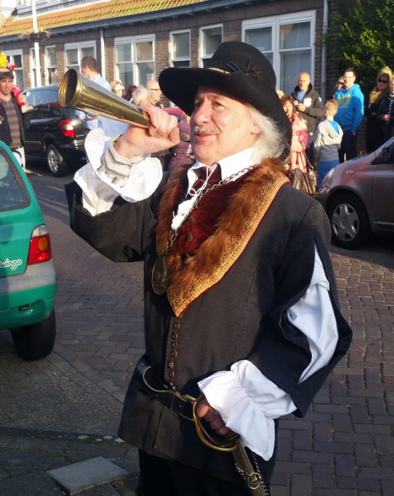 Voorzitter Pieter Dool van de bewonerscommissie De Zeehelden in Tromp-outfit.