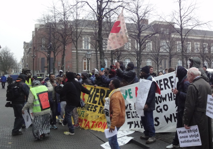 Dansende vluchtelingen op de manifestatie bij de Tweede Kamer gisteren.