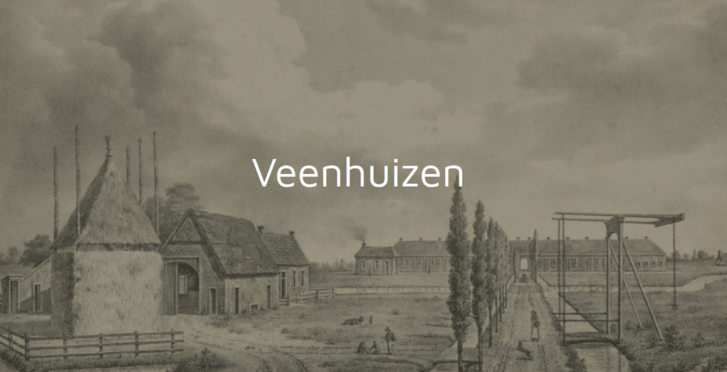 Een oude tekening van Veenhuizen. Een sloot geflankeerd door een weggetje met lange, slanke bomen, een hefbruggetje, een hooibaal en enkele huisjes. Meerdere menselijke figuren zijn zichtbaar op het weggetje en op het veld bij de huisjes.