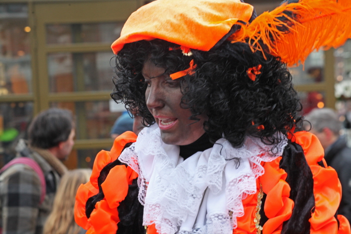 Roetveegpiet met veel schmink en afropruik (foto: Johan Janssen)