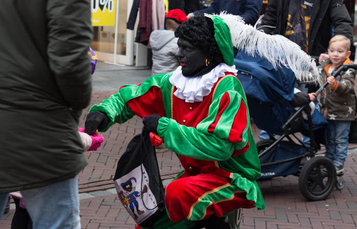 Nazipiet met “Zwarte Pieten actiegroep”-tas (foto: Karla Isidorou)