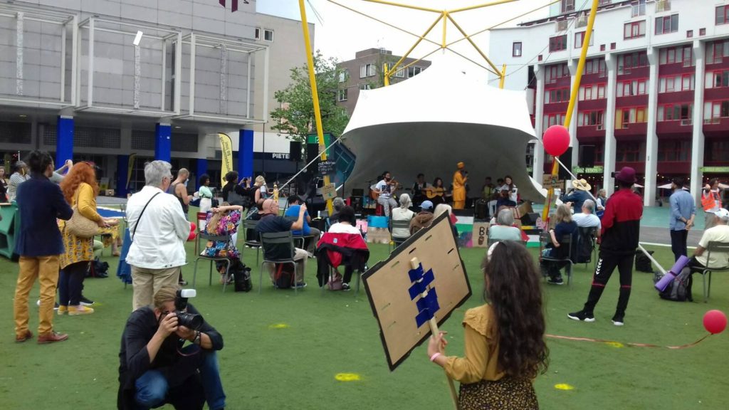 Overzicht van het terrein van de demonstratie (Schouwburgplein Rotterdam).