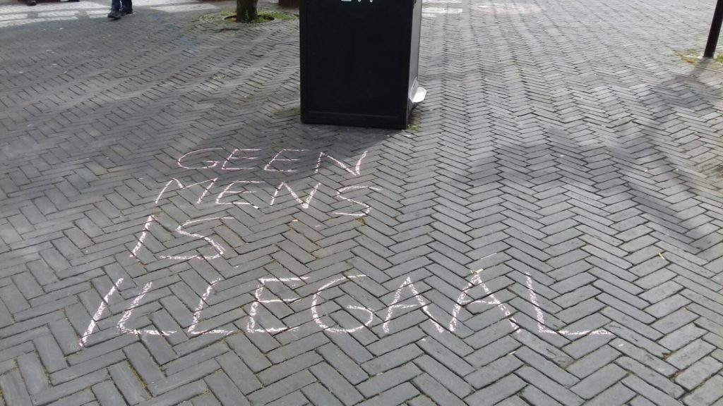 Leus op de grond "Geen mens is illegaal".