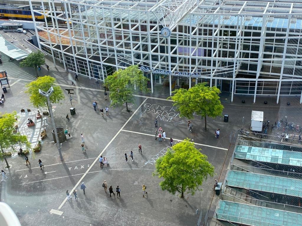 Het plein voor Leiden Centraal gezien vanuit de hoogte. Alle teksten zijn goed zichtbaar.