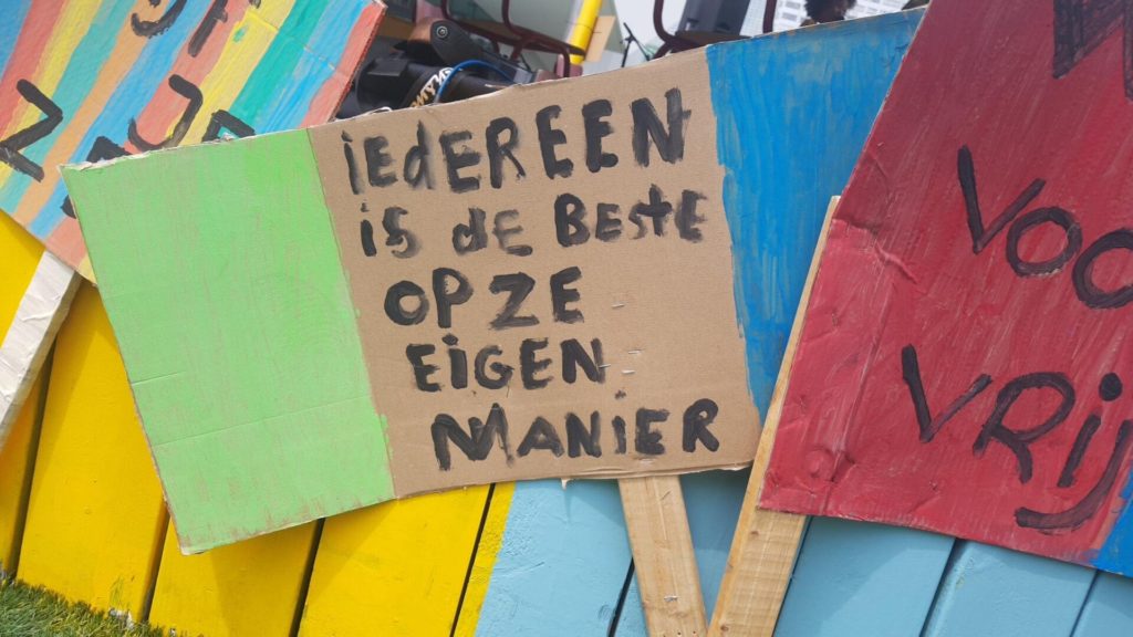 Een bord met de tekst "Iedereen is de beste op ze eigen manier".