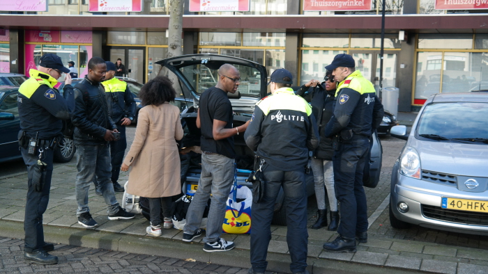 Activisten uit Amsterdam meteen aangesproken bij aankomst bij het Zuidplein.