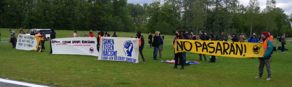 Mensen met grote spandoeken met daarop:
- "Met racisten moet je niet praten, je moet ze stoppen!"
- "Geen stem voor racisme"
- "Samen tegen racisme - voor een solidaire samenleving"
- "No pasarán!"