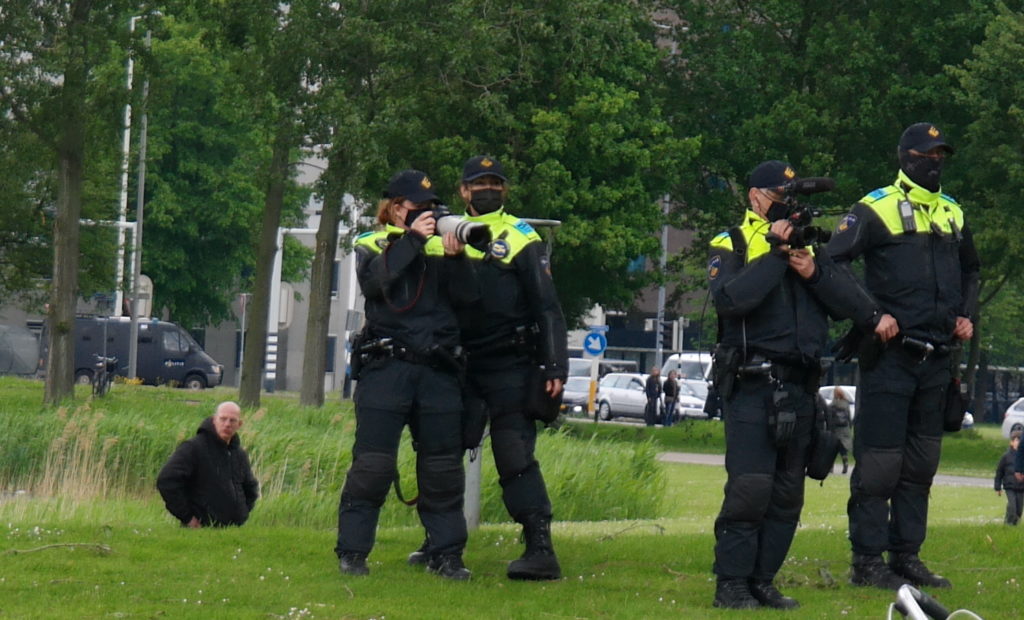 De politie vond het weer nodig om ons uitgebreid te filmen en fotograferen.