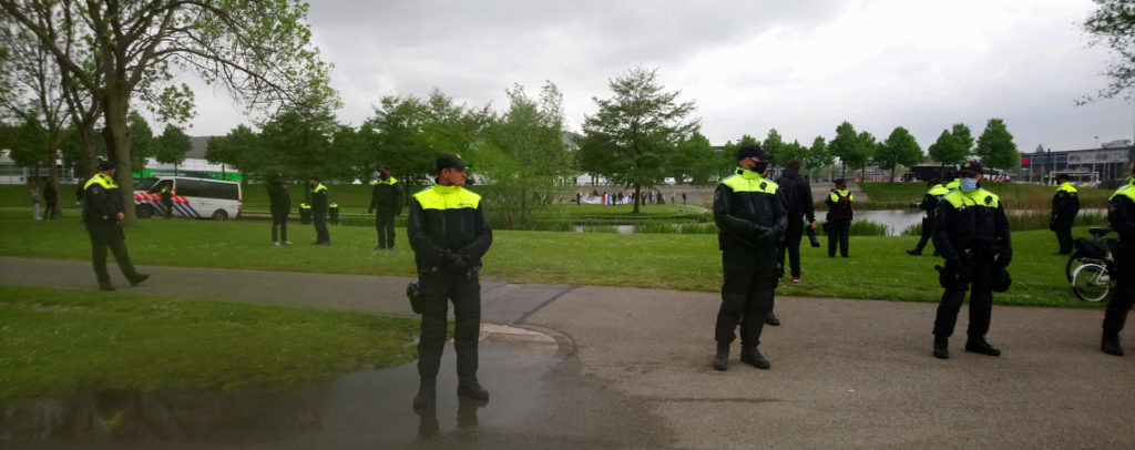 De politie die prominent stond opgesteld tussen de demo en de nazi's.