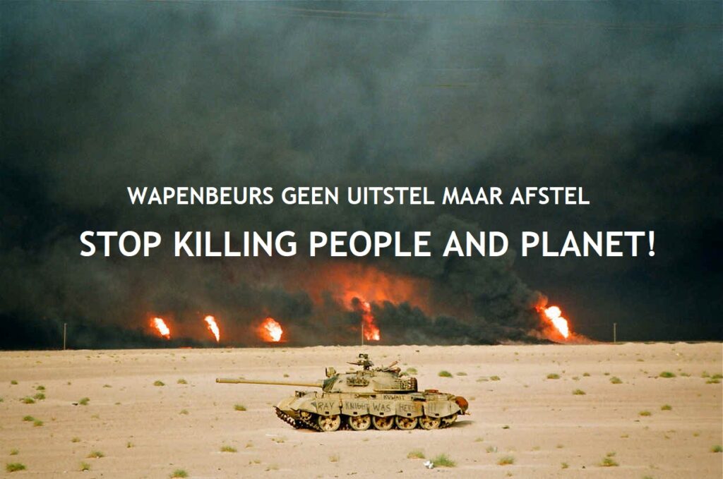 Een poster met een tank in een woestijn. Op de achtergrond zijn explosies. Bijschrift: Wapenbeurs geen uitstel maar afstel. Stop killing people and planet!