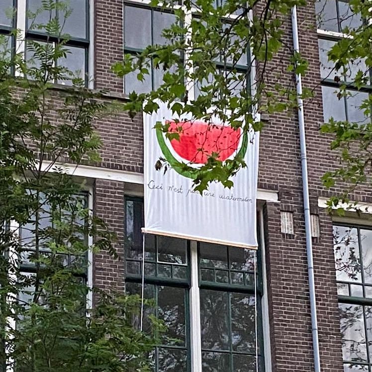 Het watermeloen-spandoek (een watermeloen heeft de kleuren van de Palestijnse vlag).