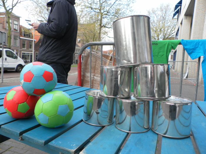 Ballen gooien tegen de blikken met de tronies van rechtse beleidsmakers en -uitvoerders.