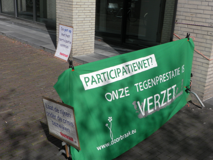 Dit spandoek zal de komende dagen vaker te zien zijn. Kom ook naar de andere acties tegen dwangarbeid.