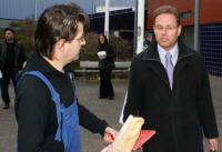 Un piquet devant le siège de DZB.