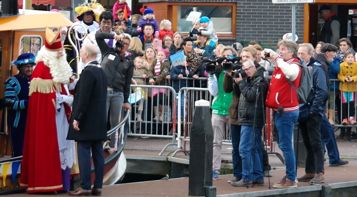 De wethouder onthaalt Sinterklaas.