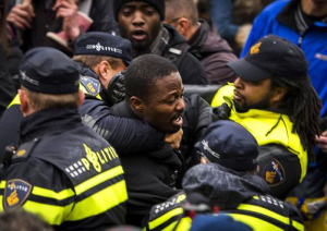 Afriyie werd in Gouda keihard aangepakt door de politie.