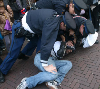 Quinsy Gario werd met veel geweld gearresteerd omdat hij een shirt droeg met daarop "Zwarte Piet is racisme".