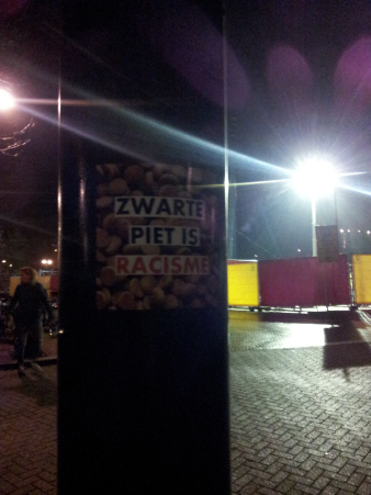 Op vrijdagavond voor de intocht werden in Gouda honderden stickers geplakt.