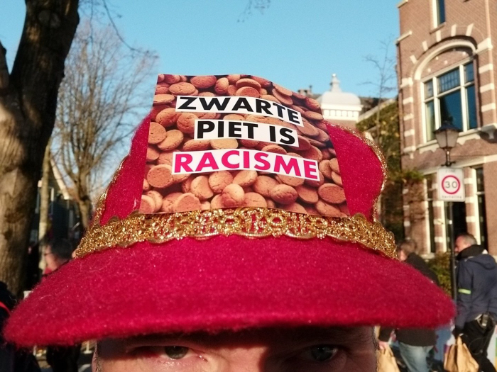 Activist met een hoedje met de bekende sticker.