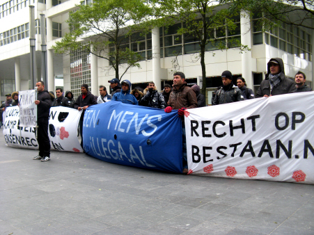 Een van de vele demonstraties van de vluchtelingen van het Haagse actiekamp "Recht op bestaan". Foto: Mariët van Bommel