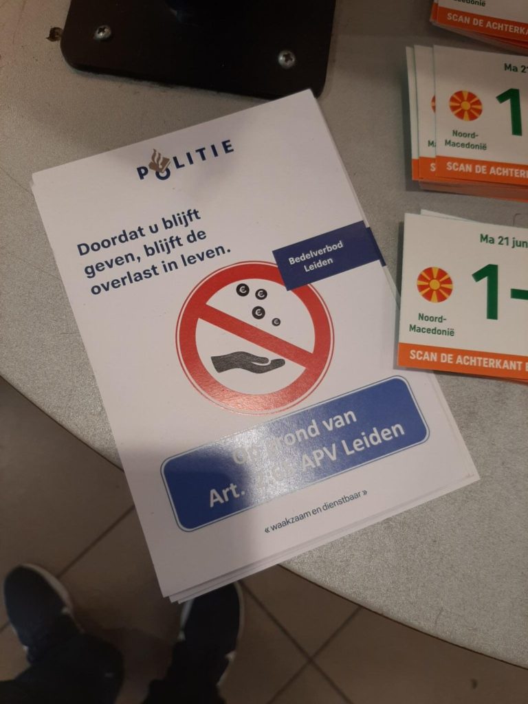 Foto van de flyer die mensen oproept om geen geld aan bedelende mensen te geven. De tekst luidt: "Doordat u blijft geven, blijft de overlast in leven".